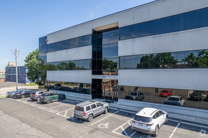 2925 Vernon Pl, Cincinnati, OH à louer - Photo du bâtiment - Image 2 de 4