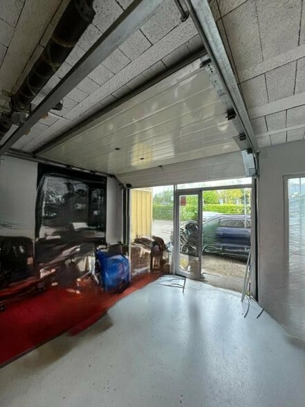 Flex in Voiron for lease - Interior Photo - Image 1 of 9