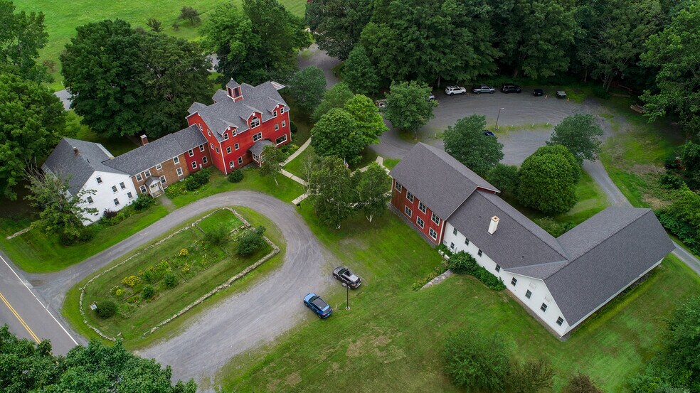 689 River Rd, Charlestown, NH à louer - Photo du bâtiment - Image 3 de 5