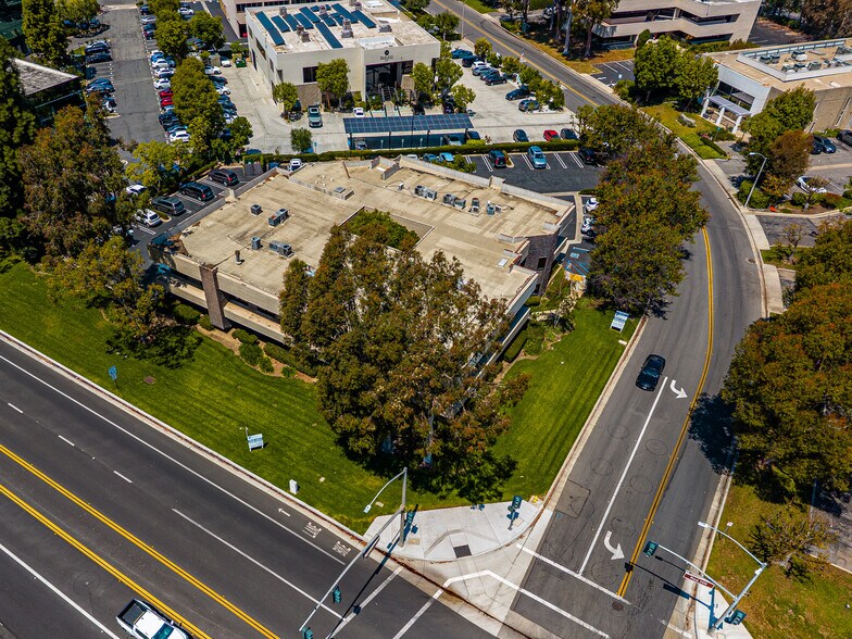 17682 Mitchell N, Irvine, CA à louer - Photo du bâtiment - Image 2 de 13