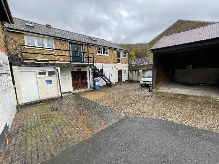 21 Timber Ln, Caterham à louer - Photo du bâtiment - Image 2 de 2