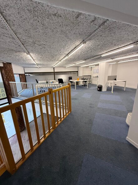 5 Place Du Colonel Fabien, Paris for lease - Building Photo - Image 3 of 5