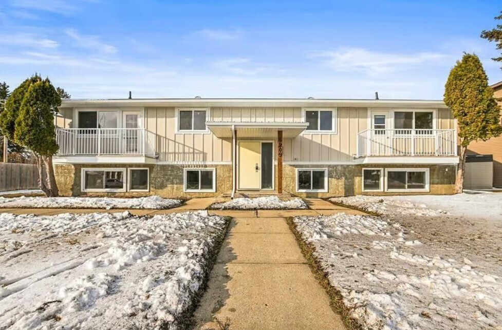 5209 49A Ave, Lacombe, AB for sale Building Photo- Image 1 of 1