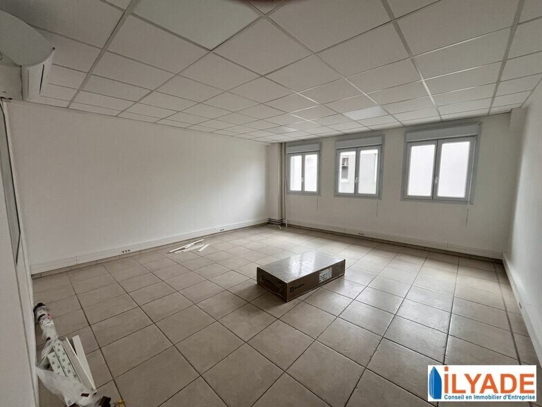 Office in Meyreuil for lease - Interior Photo - Image 1 of 7
