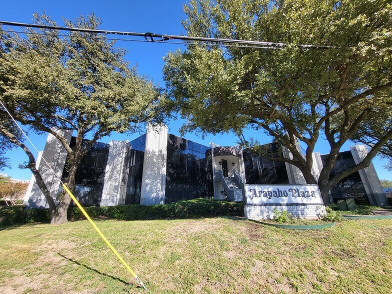 833 E Arapaho Rd, Richardson, TX à louer - Photo du bâtiment - Image 1 de 10