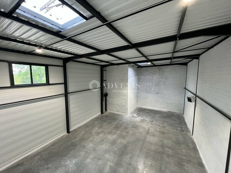 Local d'activités dans Buc à vendre - Photo intérieure - Image 2 de 7