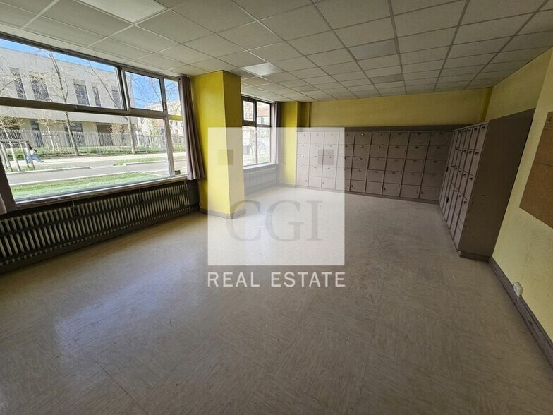 Retail in Grenoble for lease - Interior Photo - Image 3 of 11