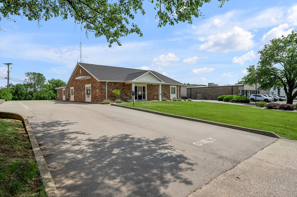 250 Crossfield Dr, Versailles, KY for lease Primary Photo- Image 1 of 64