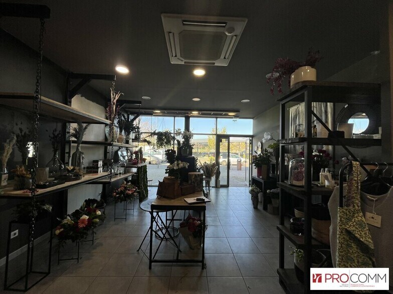 Retail in Saint Laurent Des Arbres for lease - Interior Photo - Image 3 of 6
