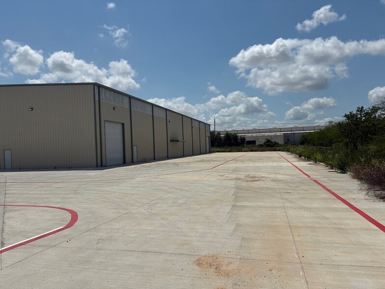 34277 Sunset Ln, Brookshire, TX for lease - Building Photo - Image 3 of 4