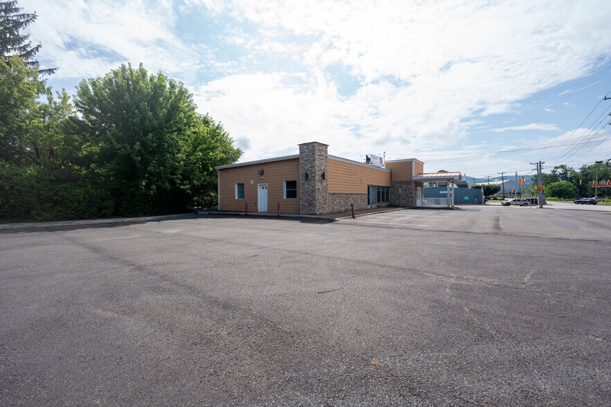 2840 Ligonier St, Latrobe, PA à vendre - Photo du bâtiment - Image 2 de 35