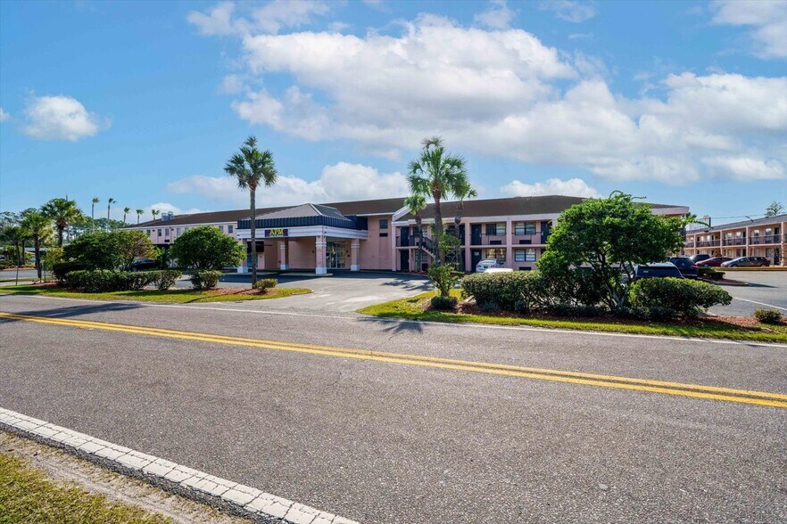 510 Lane Ave S, Jacksonville, FL à vendre - Photo du bâtiment - Image 3 de 71