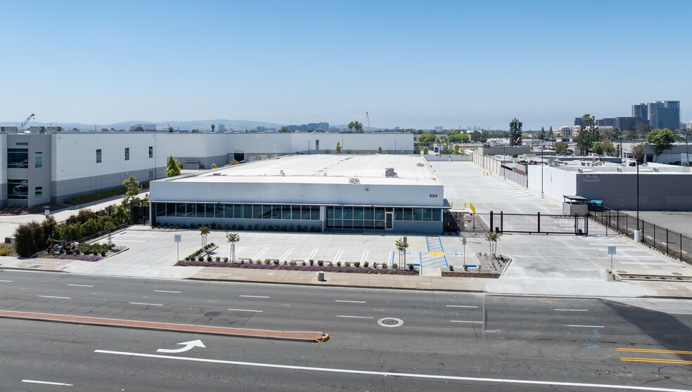620 E Dyer Rd, Santa Ana, CA à louer - Photo du bâtiment - Image 2 de 8