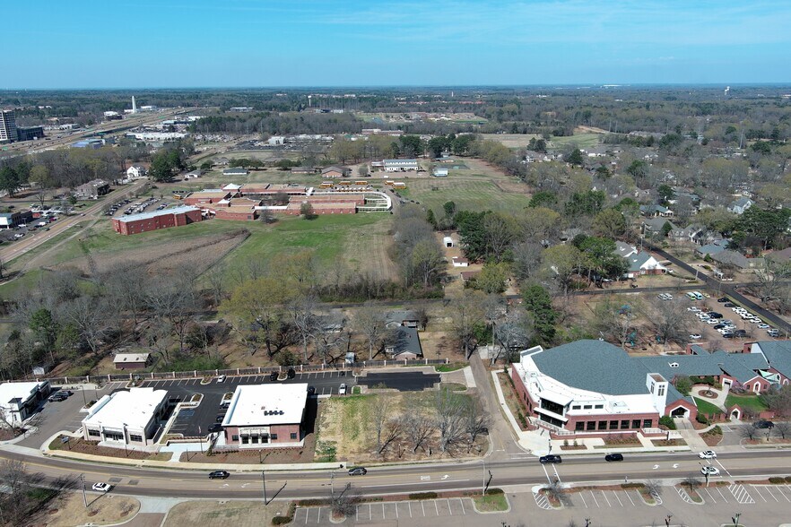 320 W Jackson St, Ridgeland, MS à vendre - Photo du bâtiment - Image 2 de 4