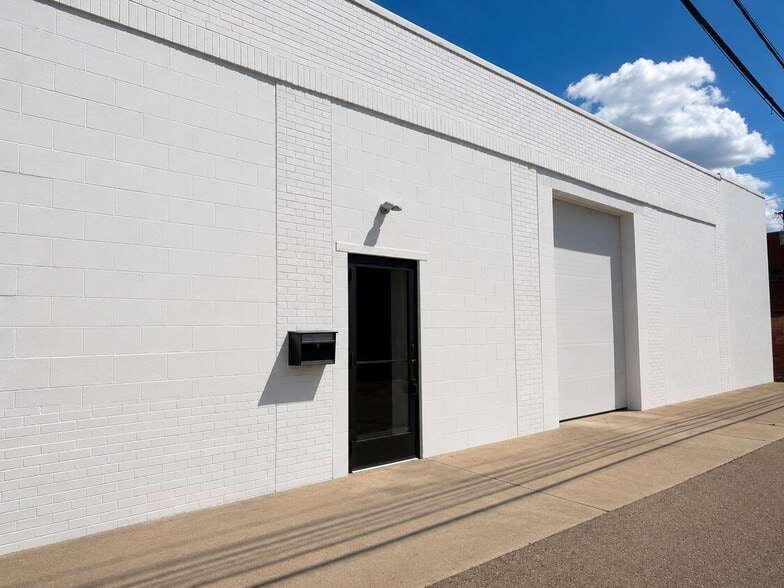 304-318 N Wooster Ave, Dover, OH for lease - Building Photo - Image 2 of 3