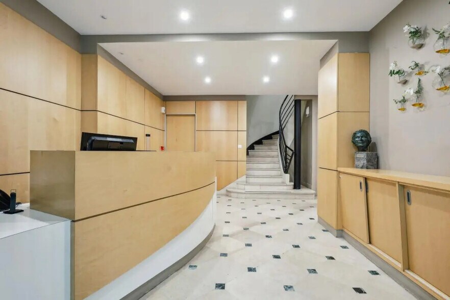 28 Rue De Lisbonne, Paris à vendre - Photo du bâtiment - Image 3 de 14