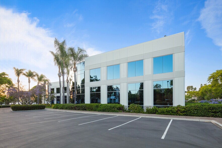 2110 Rutherford Rd, Carlsbad, CA à louer - Photo du bâtiment - Image 1 de 2