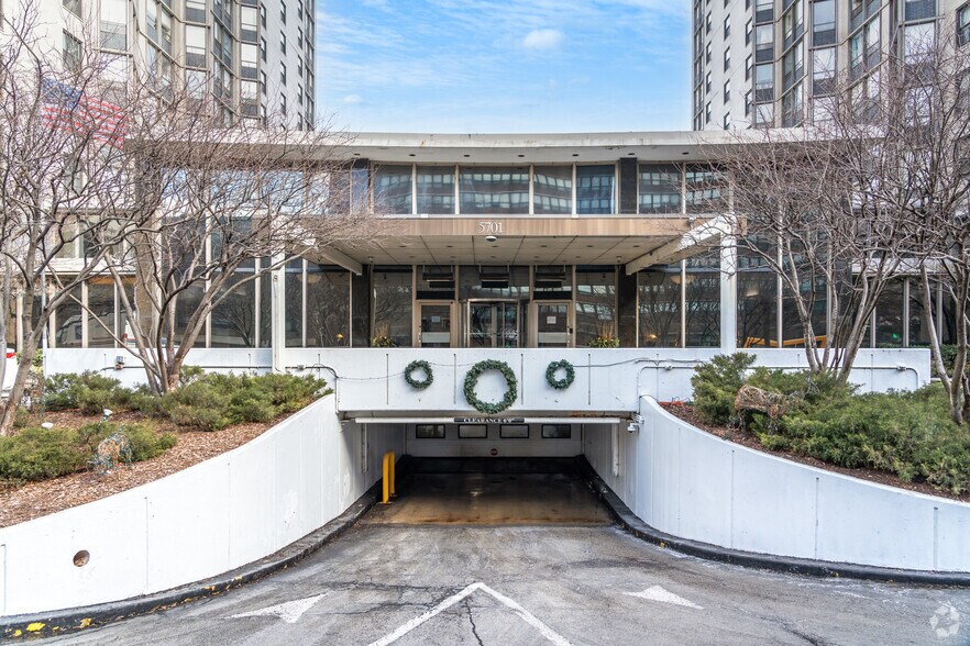 5701 N Sheridan Rd, Chicago, IL à vendre - Photo du bâtiment - Image 2 de 6