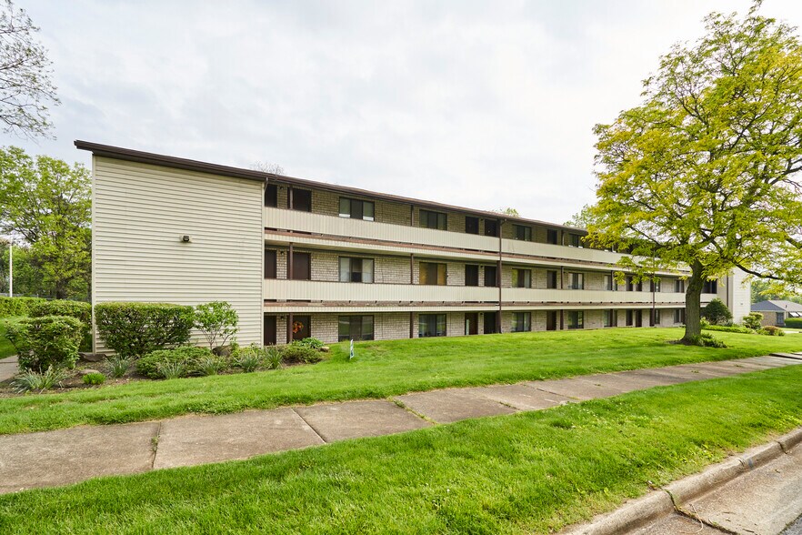 888 Rosamond Ave, Akron, OH à vendre - Photo du bâtiment - Image 2 de 13