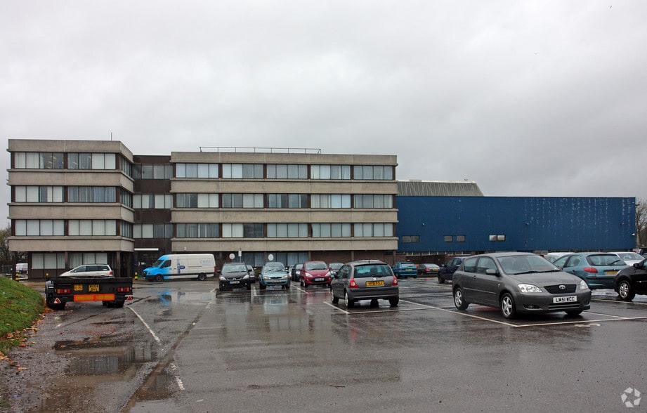 Beehive Ring Rd, Gatwick for lease - Building Photo - Image 3 of 9