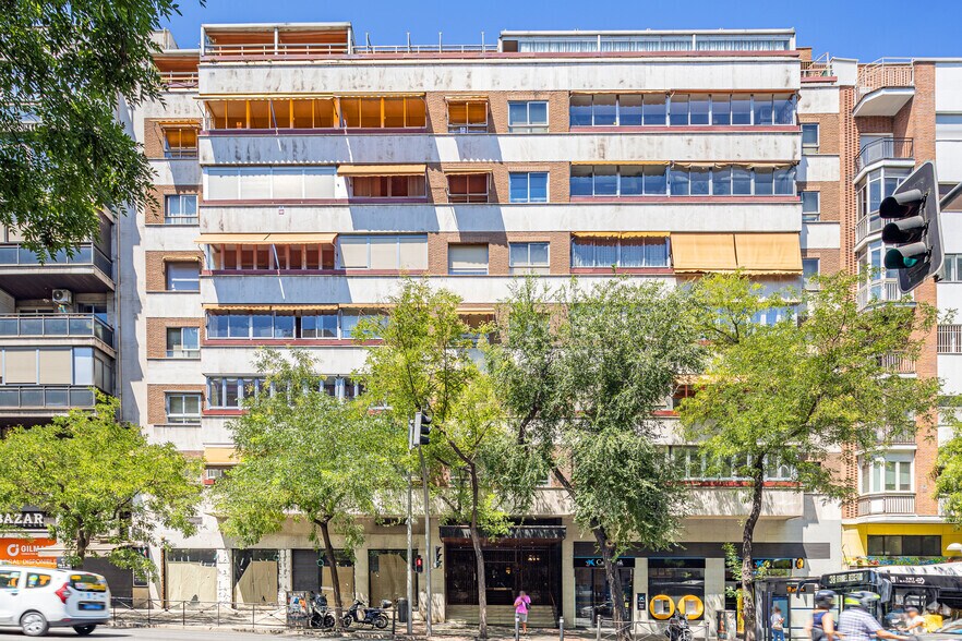Bureau/Commerce de détail dans Madrid, Madrid à louer - Photo du bâtiment - Image 1 de 1