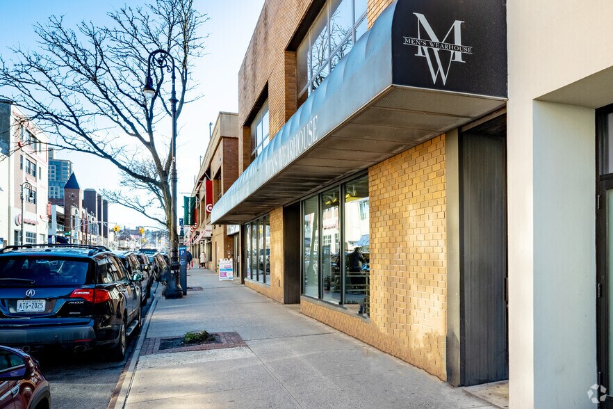 7000 Austin St, Forest Hills, NY à louer - Photo du bâtiment - Image 2 de 7