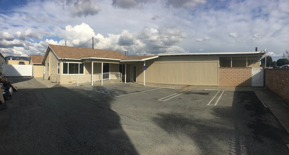 757 E San Bernardino Rd, Covina, CA à louer - Photo du bâtiment - Image 1 de 20