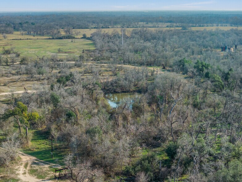 1144 Treetop ln, Luling, TX for sale - Primary Photo - Image 1 of 67