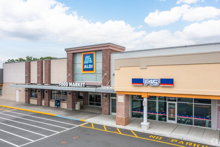 111-143 Alexander Ave, Lake Grove, NY for lease - Building Photo - Image 2 of 9
