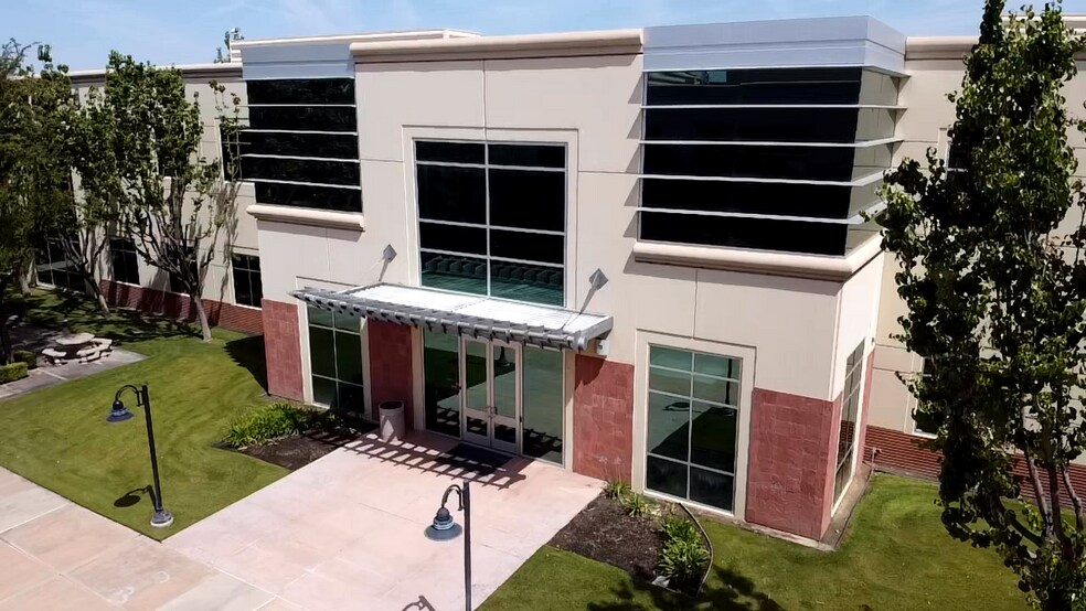 9201 Camino Media, Bakersfield, CA à louer - Photo du bâtiment - Image 2 de 9