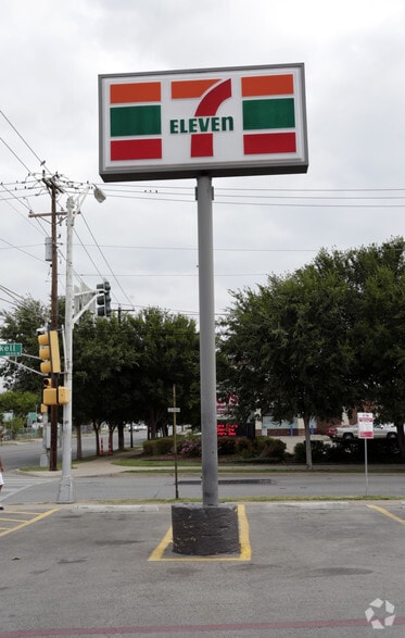 4000 Ross Ave, Dallas, TX for lease - Building Photo - Image 2 of 4