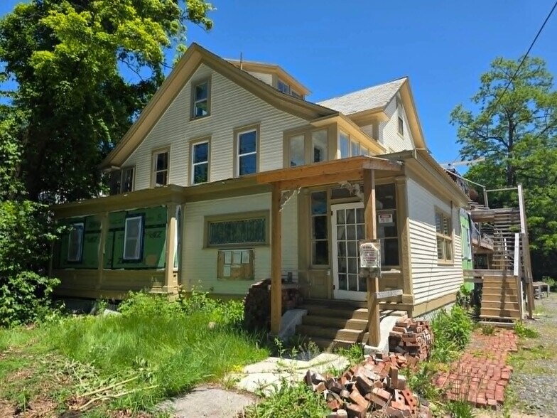 33 Oak St, Brattleboro, VT à vendre - Photo du bâtiment - Image 1 de 18