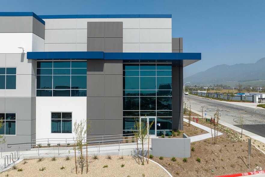 6237 Cajon Blvd, San Bernardino, CA à louer - Photo du bâtiment - Image 2 de 6