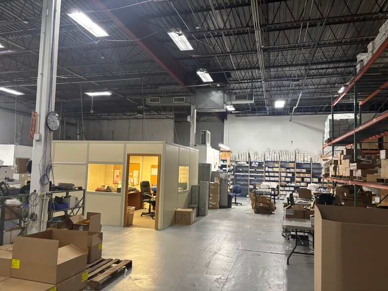 41 Western Industrial Dr, Cranston, RI à vendre - Photo du bâtiment - Image 2 de 11