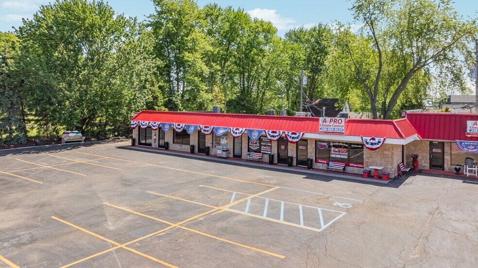 35628 Jefferson Ave, Harrison Township, MI à louer - Photo du bâtiment - Image 2 de 21