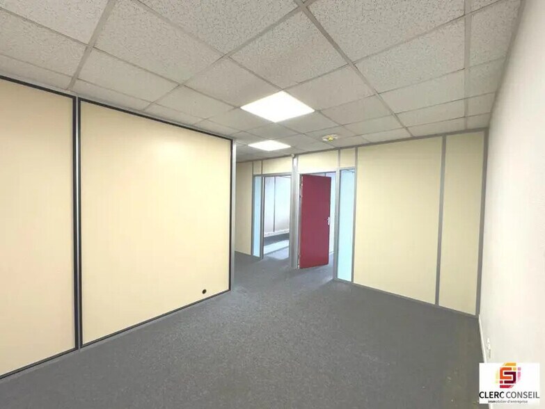 Office in Le Petit-Quevilly for lease - Interior Photo - Image 3 of 13