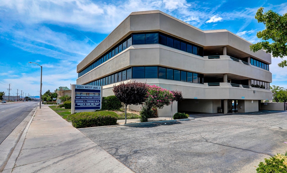 1669 W Avenue J, Lancaster, CA for lease - Primary Photo - Image 1 of 56