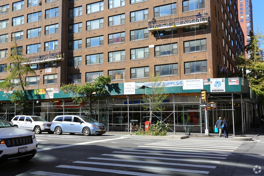 1161 First Ave, New York, NY à louer - Photo du bâtiment - Image 2 de 2