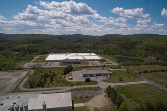 36 Precision Dr, North Springfield, VT à louer Photo du bâtiment- Image 2 de 10