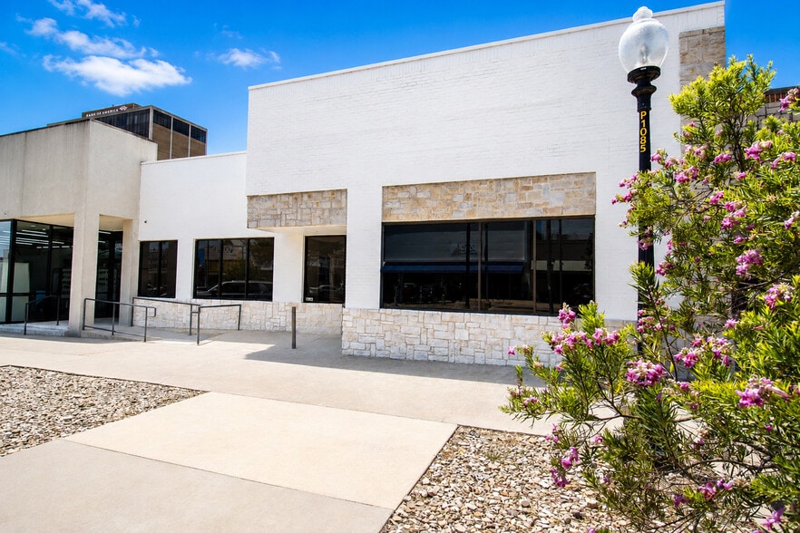 220 W Jefferson Blvd, Dallas, TX for lease - Building Photo - Image 3 of 13