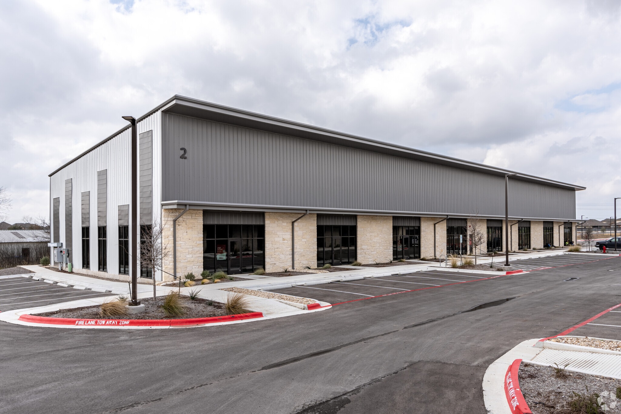 Weiss Lane Business Park portefeuille de 2 propriétés à vendre sur LoopNet.ca Photo principale- Image 1 de 3