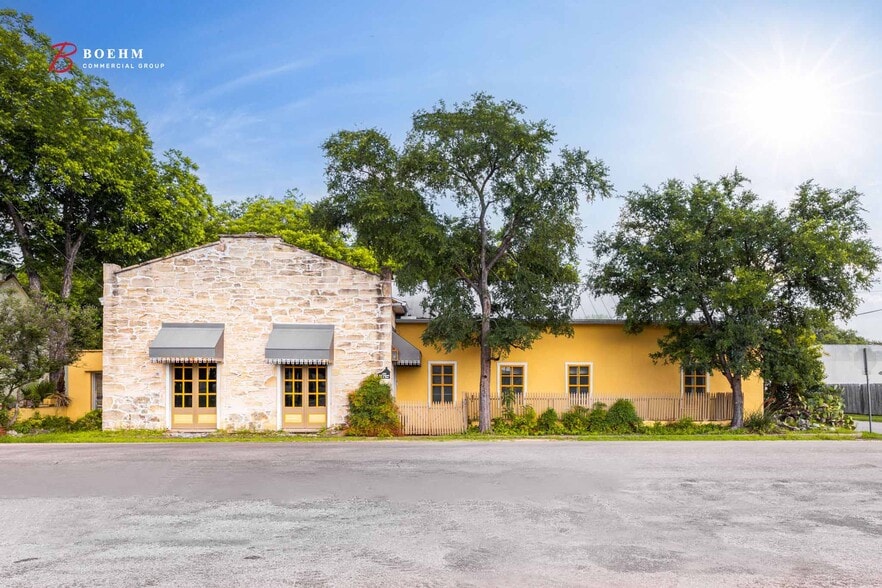 514 Paris St, Castroville, TX à vendre - Photo du bâtiment - Image 1 de 18