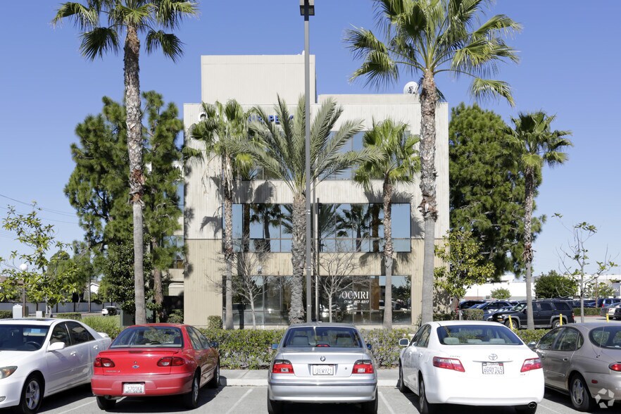 17150 Euclid St, Fountain Valley, CA à louer - Photo du bâtiment - Image 3 de 11