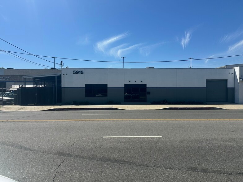 5915 Kester Ave, Van Nuys, CA for lease - Building Photo - Image 2 of 9