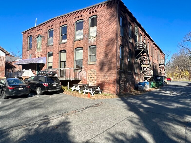 320 Riverside Dr, Florence, MA à vendre - Photo du bâtiment - Image 3 de 72