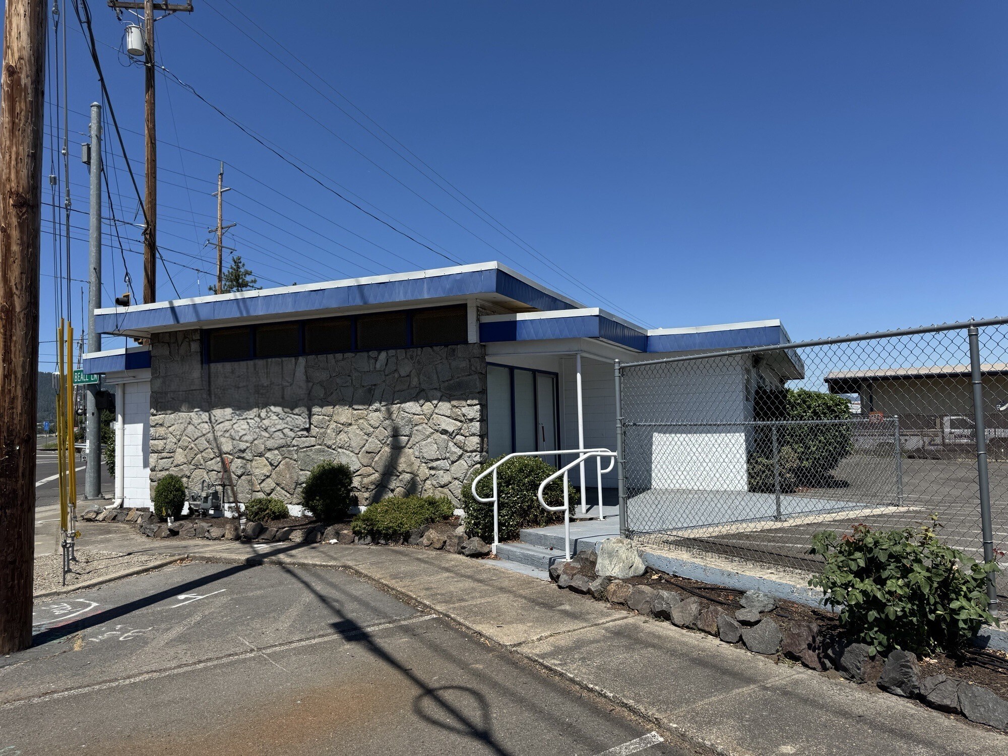 990 S Front St, Central Point, OR à vendre Photo du bâtiment- Image 1 de 13