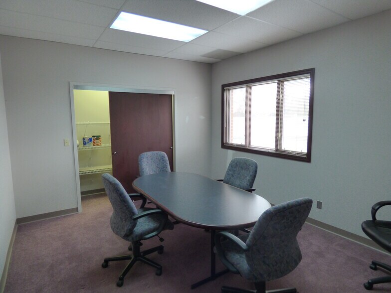 10016 Office Center Ave, Saint Louis, MO à louer - Photo du bâtiment - Image 3 de 8
