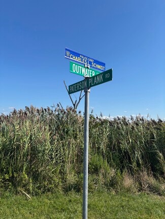 Plus de détails pour 714 Paterson Ave, East Rutherford, NJ - Industriel à louer