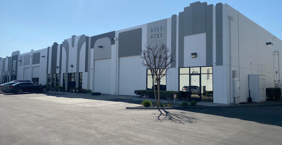 8711-8721 Aviation Blvd, Inglewood, CA for lease - Primary Photo - Image 1 of 8