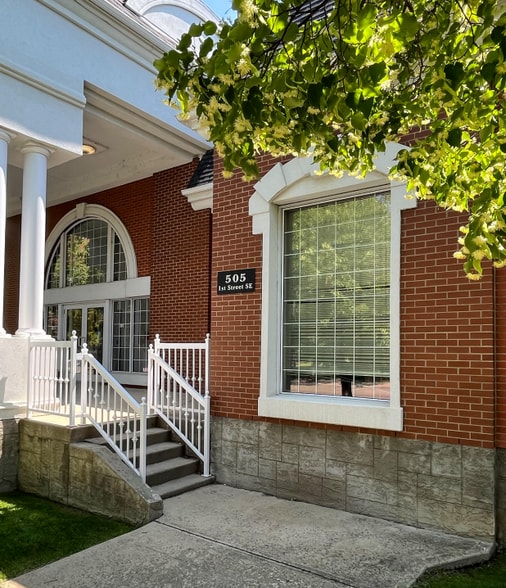 505 1 St SE, Medicine Hat, AB for lease - Building Photo - Image 1 of 2